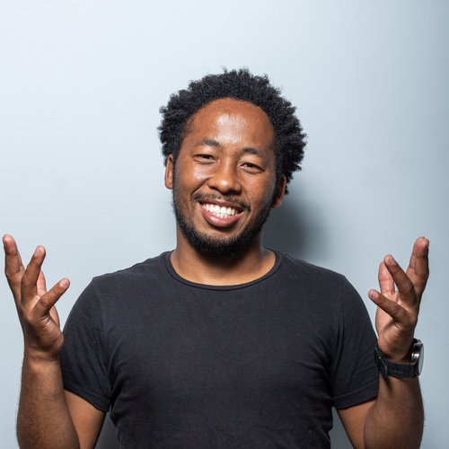 Jeune-homme-sourire-préparateur-pharmacie-remplaçant