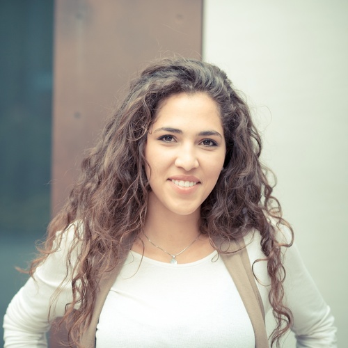 jeune-femme-souriante-etudiante-en-pharmacie-remplaçante